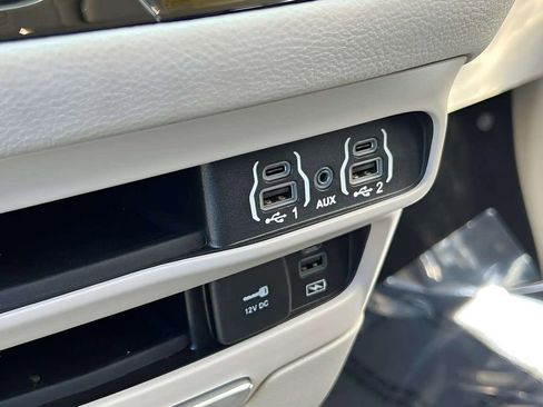 Used 2022 Chrysler Pacifica Touring-L FWD image 13