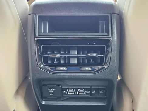 Used 2024 Jeep Grand Cherokee Limited RWD image 28