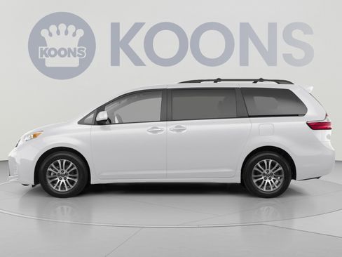 Used 2018 Toyota Sienna XLE Premium FWD image 2