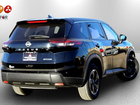 Used 2024 Nissan Rogue SV image 2