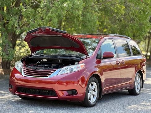 Used 2016 Toyota Sienna LE w/ Outdoor Package FWD image 37