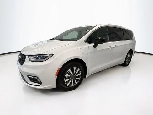 Used 2026 Chrysler Pacifica Select FWD image 3