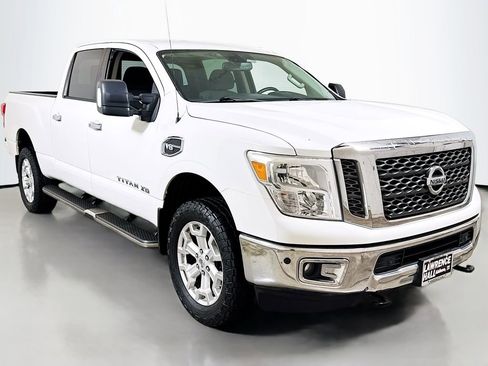 Used 2017 Nissan Titan SV RWD image 3