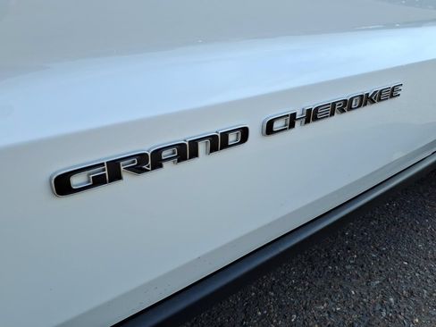 Used 2017 Jeep Grand Cherokee Laredo w/ Quick Order Package 23E AWD/4WD image 12