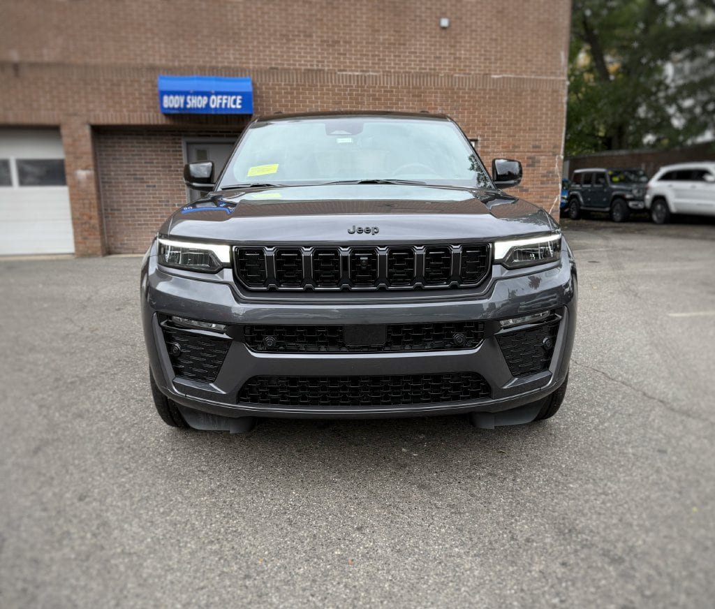 New 2026 Jeep Grand Cherokee Summit w/ Obsidian Package AWD/4WD image 2