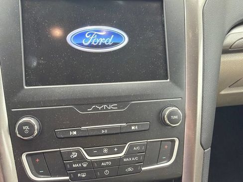 Used 2019 Ford Fusion SE FWD image 8