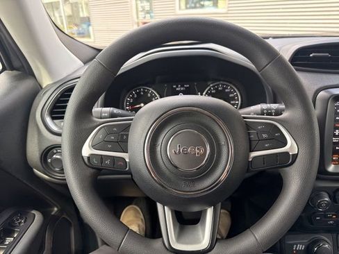 Used 2023 Jeep Renegade Latitude image 12