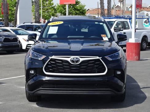 Used 2025 Toyota Highlander XLE FWD image 3