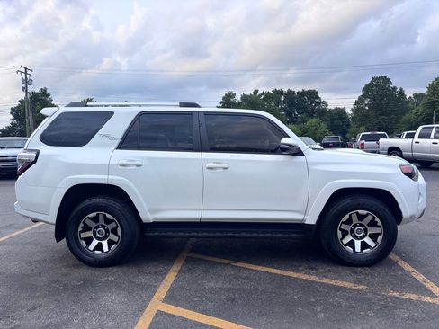 Used 2018 Toyota 4Runner SR5 AWD/4WD image 5