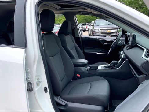 Used 2021 Toyota RAV4 XLE w/ Convenience Package FWD image 9