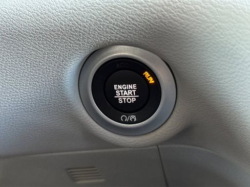 Used 2020 Chrysler Pacifica Touring image 30