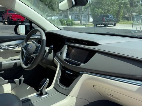 Used 2017 Cadillac XT5 Luxury w/ Driver Awareness Package FWD image 11