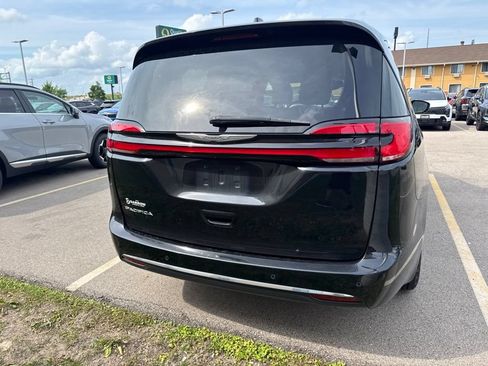 Used 2021 Chrysler Pacifica Touring-L FWD image 5