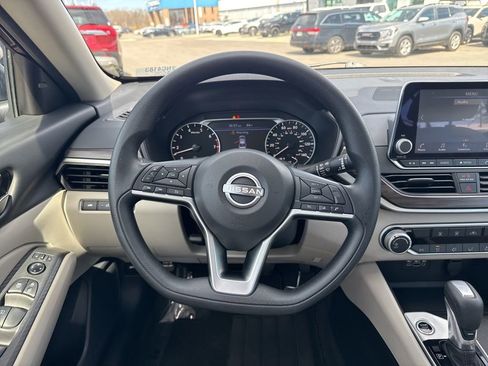 Used 2025 Nissan Altima 2.5 SV image 15