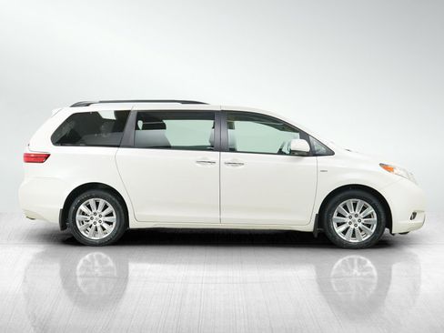 Used 2017 Toyota Sienna XLE Premium AWD/4WD image 6
