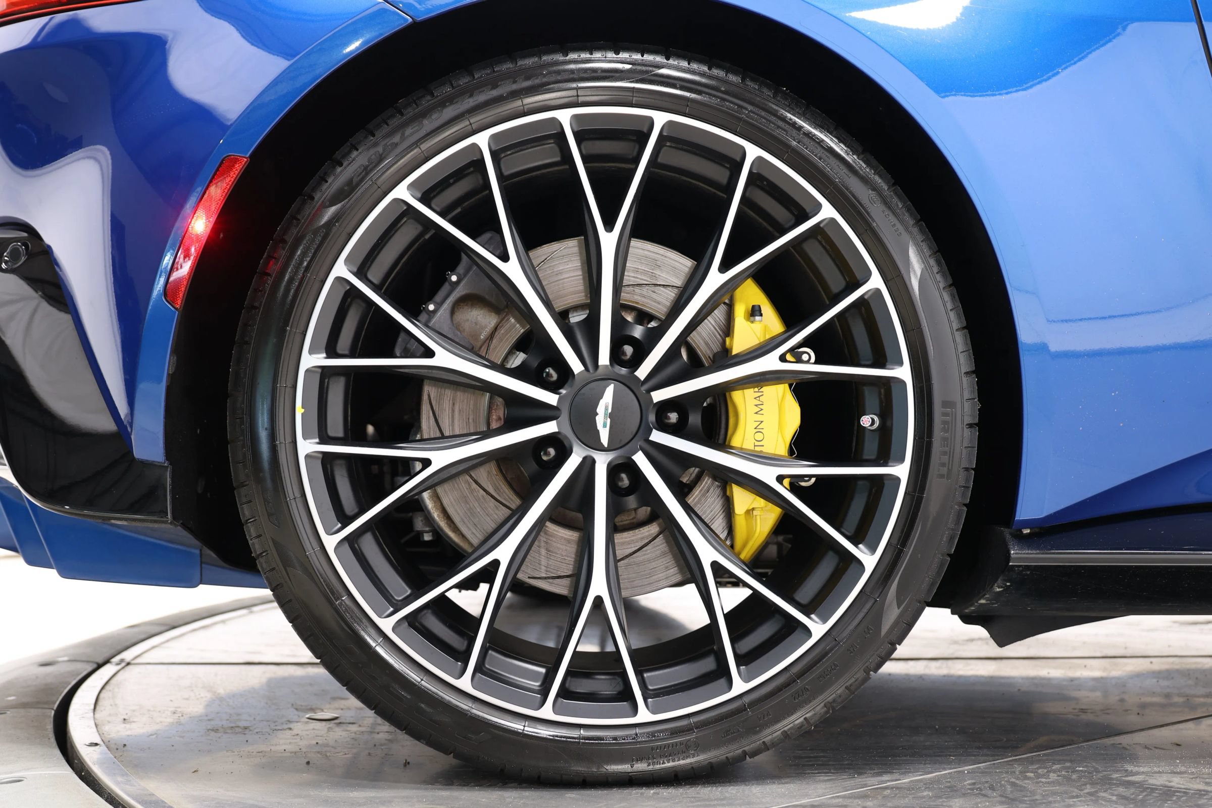 Used 2023 Aston Martin V8 Vantage Roadster RWD image 96