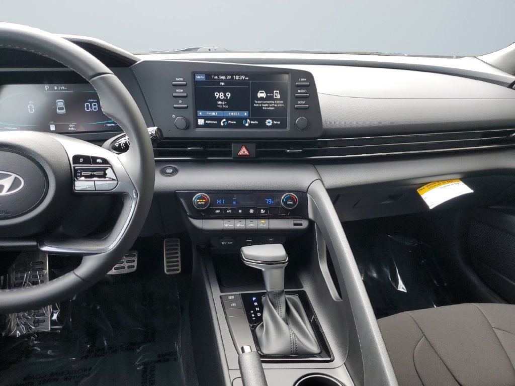 Used 2025 Hyundai Elantra Sport FWD image 11