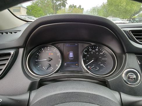 Used 2018 Nissan Rogue SV w/ Sun & Sound Touring Package image 10