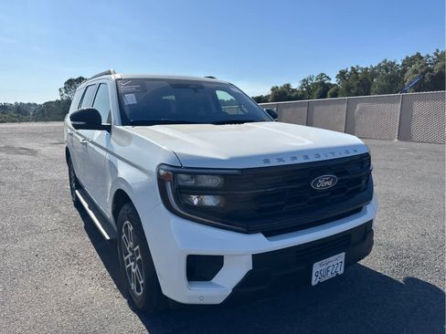 Certified 2025 Ford Expedition Active AWD/4WD image 3