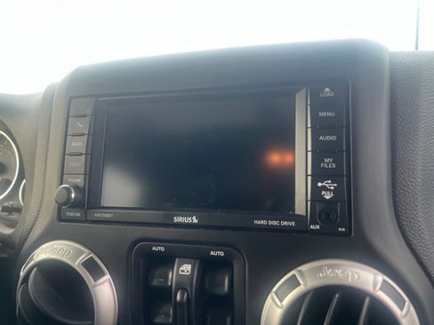 Used 2016 Jeep Wrangler Unlimited Sahara w/ Connectivity Group AWD/4WD image 9