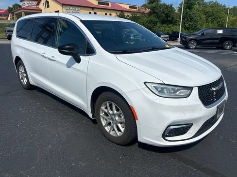 Used 2025 Chrysler Pacifica Select FWD image 3