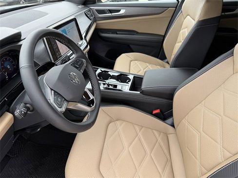 Certified 2025 Volkswagen Atlas Cross Sport SE image 10