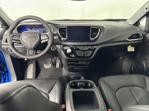 New 2026 Chrysler Pacifica Select w/ S Appearance Package image 15