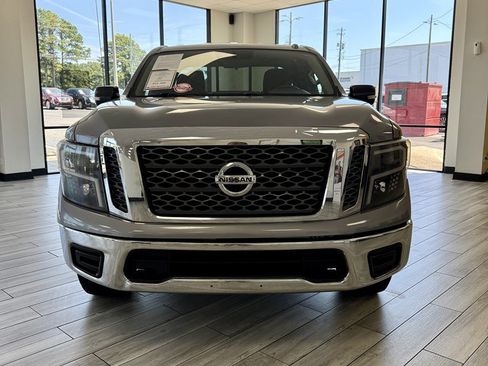 Used 2017 Nissan Titan SV RWD image 2