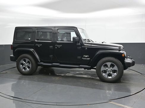 Used 2018 Jeep Wrangler Unlimited Sahara w/ Connectivity Group AWD/4WD image 4