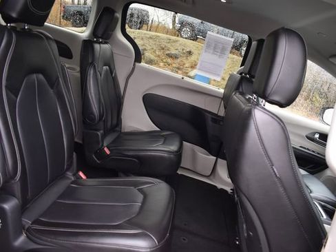 Used 2023 Chrysler Pacifica Touring-L FWD image 14