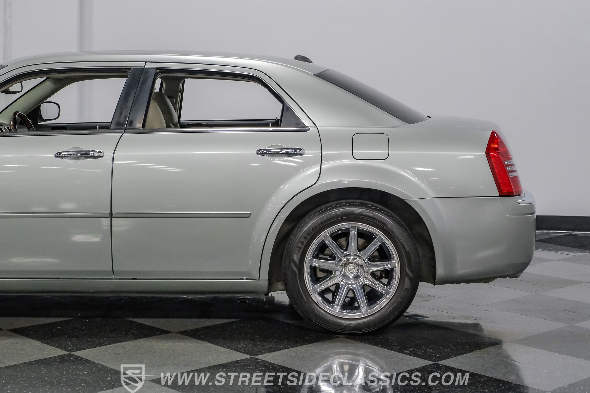 Used 2005 Chrysler 300 C w/ Navigation & Sound Group II RWD image 24