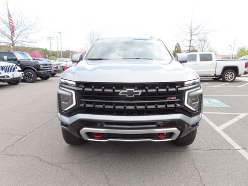 Used 2025 Chevrolet Suburban Z71 image 2