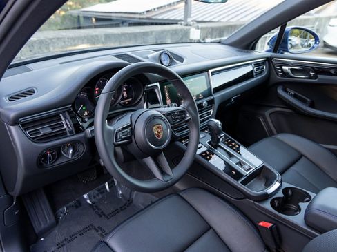 New 2025 Porsche Macan image 4