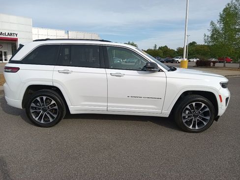 Used 2023 Jeep Grand Cherokee Overland w/ Adv Protech Group III AWD/4WD image 2