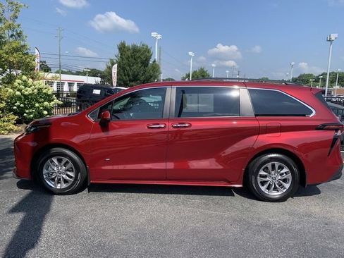Used 2025 Toyota Sienna XLE w/ XLE Plus Package FWD image 5