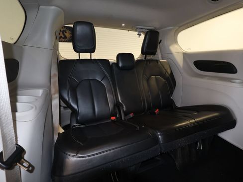 Used 2023 Chrysler Pacifica Touring-L FWD image 22