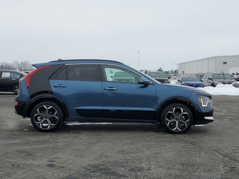 Used 2023 Kia Niro SX Touring image 8