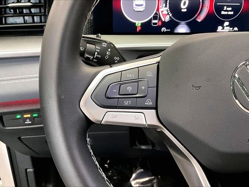 Used 2025 Volkswagen Tiguan SE w/ Panoramic Sunroof Package image 20