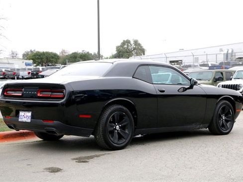 Used 2016 Dodge Challenger SXT image 5