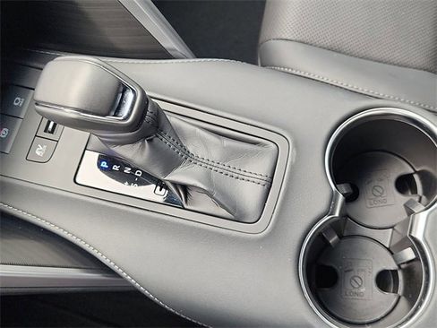 Used 2024 Toyota Venza Limited image 15