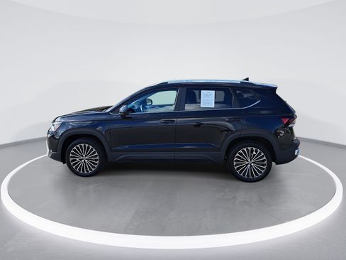 Used 2025 Volkswagen Taos SE w/ Panoramic Sunroof Package image 6