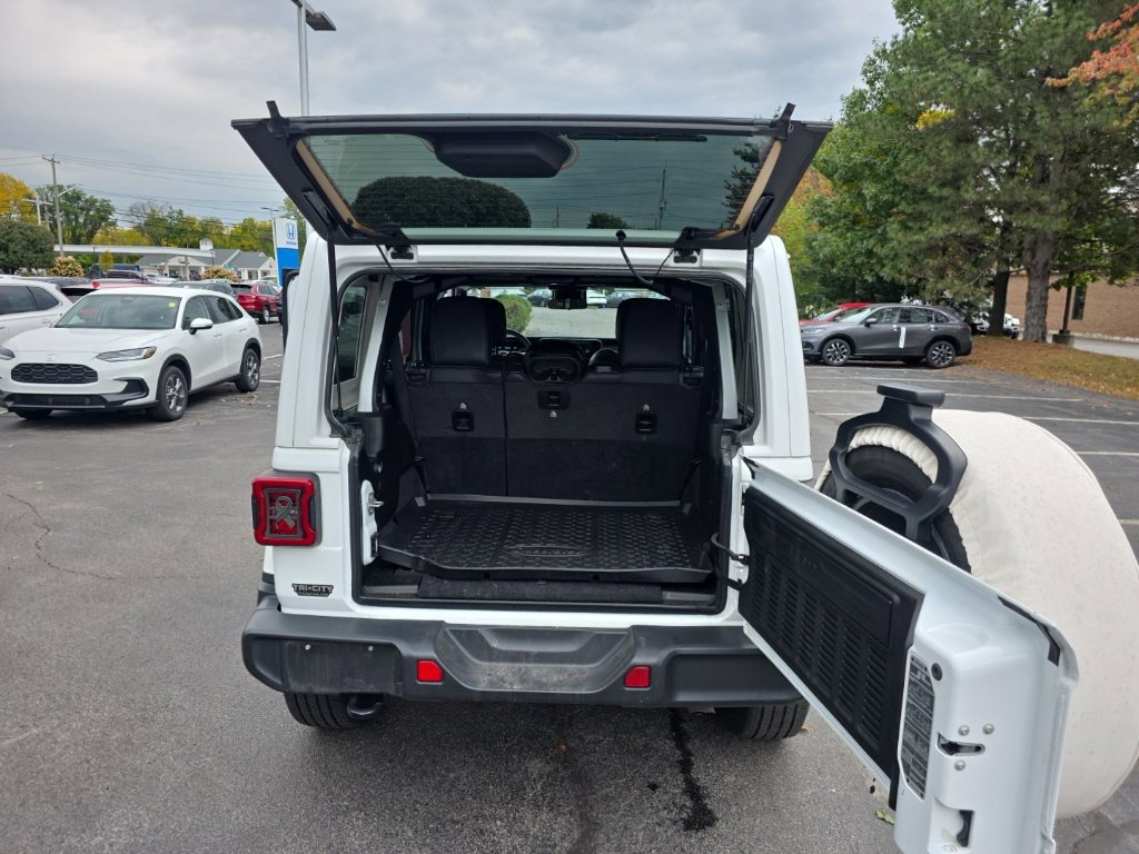 Used 2024 Jeep Wrangler Unlimited Sahara AWD/4WD image 29