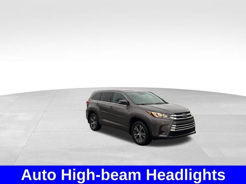 Used 2018 Toyota Highlander LE image 8