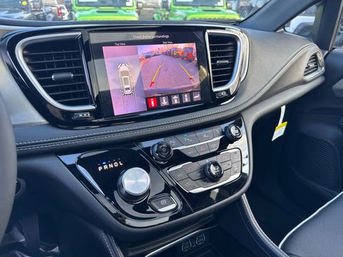 New 2023 Chrysler Pacifica Limited w/ Uconnect Theater Family Group image 27