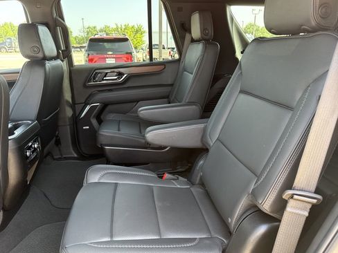 Used 2025 GMC Yukon Denali AWD/4WD image 6