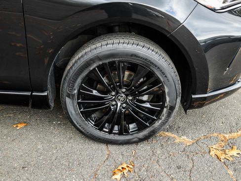 Used 2024 Toyota Venza Nightshade image 7