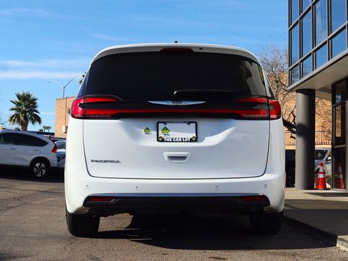 Used 2023 Chrysler Pacifica Touring-L image 12
