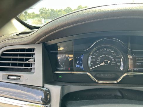 Used 2014 Lincoln MKS image 12