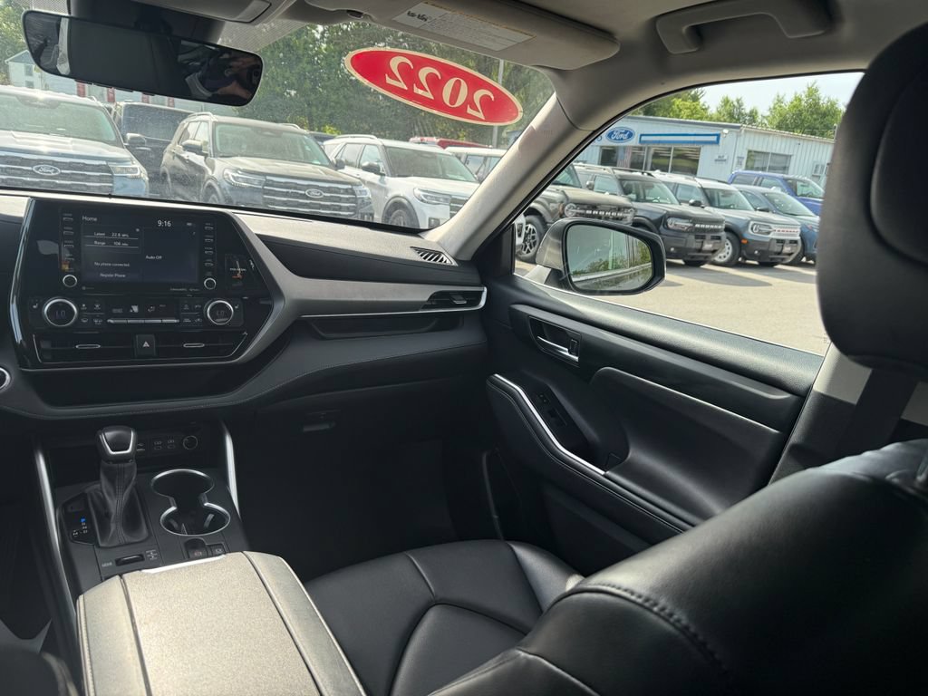 Used 2022 Toyota Highlander XLE AWD/4WD image 30