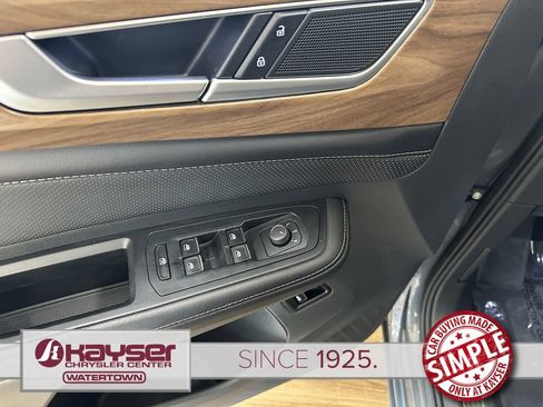 Used 2025 Volkswagen Atlas SE AWD/4WD image 11